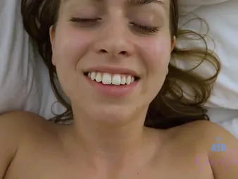 Ash-blonde stunner gives a injurious POINT Be expeditious for VIEW blow-job and hand-job in HD