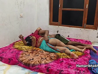 Devi, burnish apply alchy Indian MUMMY, gets rode away from her Desi husband's ample Desi fuckpole in a saree